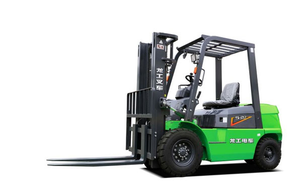  <a href='http://www.gslonking.com/case/' target='_blank' title='兰州新区龙工叉车' ><strong>兰州新区龙工叉车</strong></a>全方位操作与维护指南：优化效率与延长使用寿命  在现代化的物流和仓储行业中，叉车作为重要的物料搬运设备，承担着不可或缺的角色。龙工叉车以其卓越的性能和稳定的质量，受到了广泛欢迎。本文章将深入探讨龙工叉车的操作与维护全攻略，帮助您提高工作效率，延长设备使用寿命。   一、龙工叉车的基本构造  在深入操作与维护之前，了解龙工叉车的基本构造至关重要。叉车主要由以下几个部分组成：  1. 底盘：是叉车的基础，支撑其整个结构，承受重物的压力。  2. 动力系统：大多数龙工叉车采用柴油、液化气或电池驱动，动力系统的选择直接影响叉车的使用场景和效能。  3. 升降系统：负责叉车的上下升降动作，采用液压系统，确保负载的稳定性和安全性。  4. 操控系统：包括方向盘、控制杆、踏板等，操控系统的灵敏度与人机工程学设计直接影响操作的舒适度和安全性。  5. 安全装置：如防倾斜装置、警报器和安全带等，以确保操作人员和货物的安全。   二、龙工叉车的操作指南  使用龙工叉车时，操作人员需遵循一系列的操作步骤，以确保高效和安全的搬运过程。   1. 操作前的准备  - 检查叉车状态：在操作前，请检查叉车的机油、液压油和冷却液的水平，确保动力系统正常运转。  - 检查轮胎：确保轮胎气压正常，避免因轮胎问题导致的安全隐患。  - 仔细检查安全装置：确保所有安全装置正常工作，包括安全带和防倾斜装置。   2. 启动操作  - 安全检查：在启动叉车之前，再次核实周围无障碍物，确保行驶道路畅通。  - 启动发动机：依照说明书的步骤启动发动机，注意听是否有异常声响。  - 温暖机器：在正式操作前，让叉车预热几分钟，以保证各部件充分润滑。   3. 操作过程中的注意事项  - 负载管理：不同型号的龙工叉车有不同的承重限制，务必遵循相关规定，避免超载。  - 驾驶技巧：保持稳定的驾驶速度，尤其是在转弯时，应减速行驶，确保平稳。  - 货物搬运：将货物提升至适当高度，尽量靠近叉车正下方搬运，防止重心偏移导致叉车倾斜。   4. 停车和关闭叉车  - 规范停车：在停车时，应将叉车停放在平地上，并将货叉降低至地面，确保叉车稳定。  - 启用手刹：使用手刹固定叉车位置，以避免意外滑动。  - 关闭叉车：最后，按照操作手册的步骤关闭发动机，并进行必要的安全检查。   三、龙工叉车的定期维护与保养  恰当的维护与保养是延长龙工叉车使用寿命的关键。以下是叉车维护的详细指南。   1. 日常维护  - 清洁叉车：每日操作结束后，应对叉车进行清洁，特别是液压系统和轮胎部分。  - 润滑保养：定期对活动关节、轴承和链条等进行润滑，确保机械部件的灵活性与稳定性。  - 检查液体水平：每周检查机油、液压油和冷却液的水平，如果发现缺少应及时添加。   2. 定期保养  - 更换机油：根据使用频率，建议每500小时或每个月更换机油和机油滤清器。  - 检查电池：对于电动叉车，定期检查电池的电量和接头的连接状态，确保充电系统正常。  - 刹车系统：定期检查刹车片的磨损情况，如发现过度磨损，及时更换。   3. 年度检修  - 全面检验：每年至少进行一次全面检修，包括对整个叉车的电气系统、液压系统和动力系统进行检查。  - 专业人员检查：建议找专业的维修人员进行检修，确保叉车的每一个部件都在最佳状态。   四、提升叉车操作效率的小技巧  为了在使用龙工叉车的过程中进一步提高工作效率，以下小技巧可以帮助您更好地管理工作流程。   1. 优化工作流程  - 合理安排工作时间：根据工作量合理安排叉车的使用时间，减少不必要的等待和闲置，提高工作效率。  - 使用合适的叉车：根据不同工作场合选择合适的叉车类型，如兰州新区电动叉车适合室内操作，而兰州新区内燃叉车适合户外重载工作。   2. 培训操作人员  - 定期培训：对操作人员进行定期的专业培训，提高他们的操作技能和安全意识，避免因操作不当导致的事故。  - 分享经验：鼓励操作员之间分享工作经验，提升团队整体的作业效率。   3. 维护工作环境  - 保持工作区域清洁：保持作业区域的整洁与规整，确保叉车操作的顺畅，不易造成事故。  - 设置交通标识：根据业务需求设置清晰的交通标识和警示牌，提高场内的安全性。   总结  兰州新区龙工叉车凭借其划算的性价比和卓越的性能，已成为许多企业物料搬运的首选设备。然而，合理的操作和维护是实现叉车高效运作的基础。通过掌握本文的操作与维护全攻略，您不仅能够提高工作效率，还可以大幅度延长叉车的使用寿命。希望每位叉车操作员能在安全的环境中，充分发挥兰州新区叉车的优势，实现最佳的作业效果。